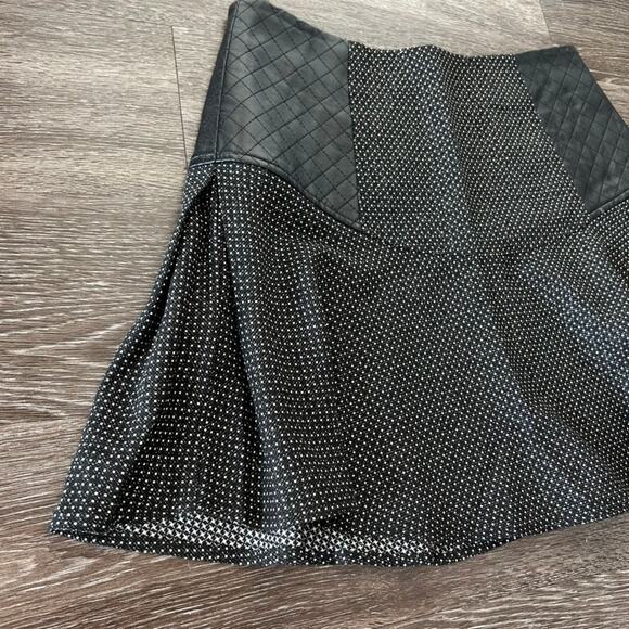 BCBGeneration Quilted Faux Leather Panel Mini Skirt Sz 8 Black White Flare VGUC - Picture 3 of 12